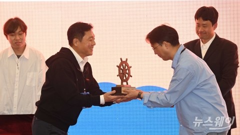 수상자에게 상패 전달하는 박영훈 디캠프 대표