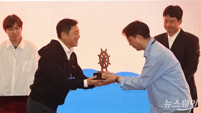 박영훈 디캠프 대표가 31일 오전 서울 마포구 프론트원에서 열린 '스타트업 오픈 이노베이션' 시상식에서 수상자에게 상패를 전달하고 있다. 사진=강민석 기자 kms@newsway.co.kr