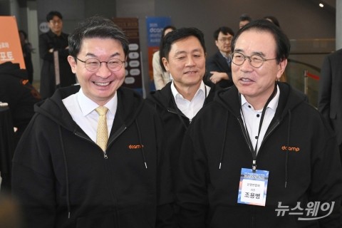 '스타트업 오픈 이노베이션' 찾아 미소짓는 이억원·조용병·박영훈