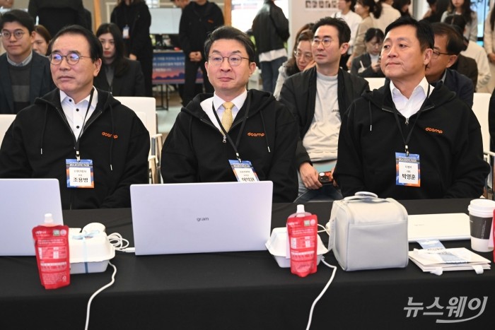 이억원 금융위원장이 31일 오전 서울 마포구 프론트원에서 열린 '스타트업 오픈 이노베이션' 시상식에 참석해 자리하고 있다. (왼쪽부터)조용병 은행연합회장, 이 금융위원장, 박영훈 디캠프 대표. 사진=강민석 기자 kms@newsway.co.kr