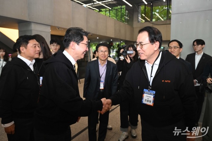 이억원 금융위원장과 조용병 은행연합회장이 31일 오전 서울 마포구 프론트원에서 열린 '스타트업 오픈 이노베이션' 시상식에서 악수를 하고 있다. 사진=강민석 기자 kms@newsway.co.kr