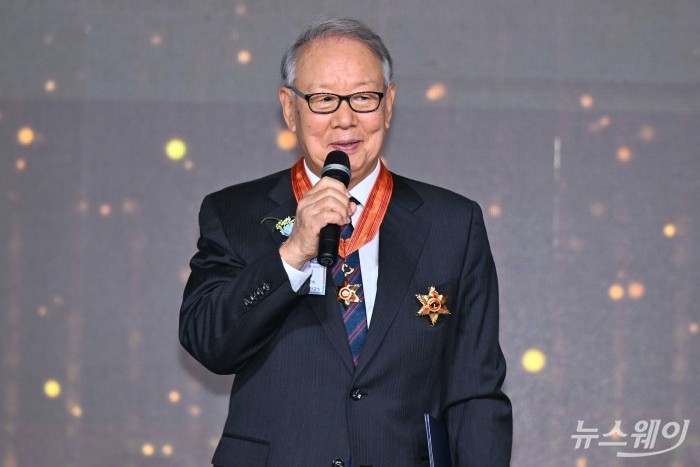 주인기 연세대학교 명예교수가 31일 오후 서울 여의도 FKI타워에서 열린 회계의 날 기념식에서 황조근정훈장을 수상한 뒤 소감을 밝히고 있다. 사진=강민석 기자 kms@newsway.co.kr