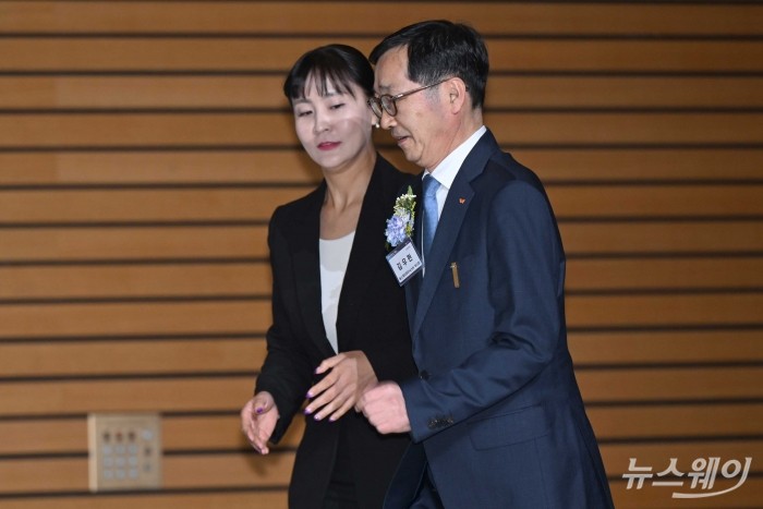 김우현 SK하이닉스 부사장이 31일 오후 서울 여의도 FKI타워에서 열린 회계의 날 기념식에서 산업포장을 수상하기 위해 연단에 오르고 있다. 사진=강민석 기자 kms@newsway.co.kr