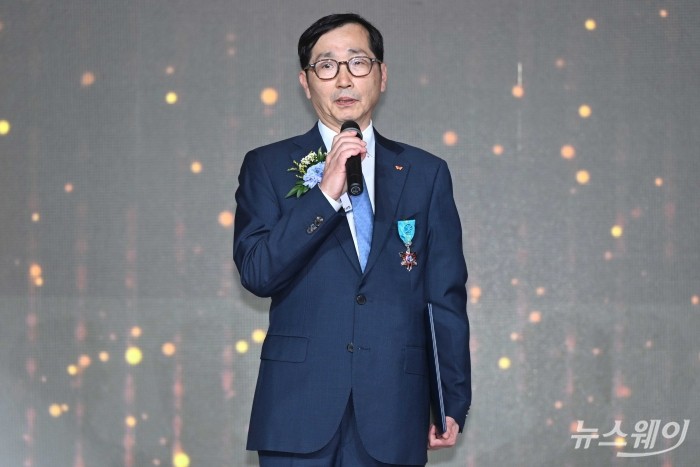김우현 SK하이닉스 부사장이 31일 오후 서울 여의도 FKI타워에서 열린 회계의 날 기념식에서 산업포장을 수상한 뒤 소감을 밝히고 있다. 사진=강민석 기자 kms@newsway.co.kr