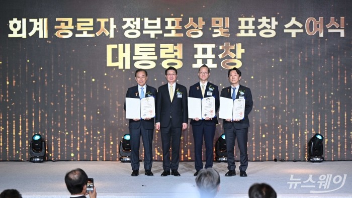 이억원 금융위원장이 31일 오후 서울 여의도 FKI타워에서 열린 회계의 날 기념식에서 수상자들과 함께 기념촬영을 하고 있다. 사진=강민석 기자 kms@newsway.co.kr