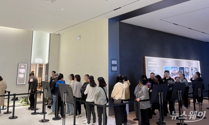 31일 오전 인하대역 수자인 로이센트 모델하우스 입장을 기다리는 방문객들 모습. 사진=박상훈 기자
