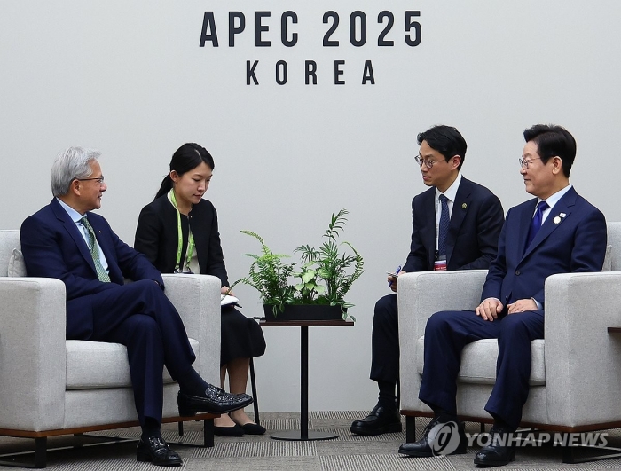 31일 이재명 대통령이 APEC 정상회의장인 경주화백컨벤션센터에서 젠슨 황 엔비디아 최고경영자를 접견하고 있다. 사진=연합뉴스.