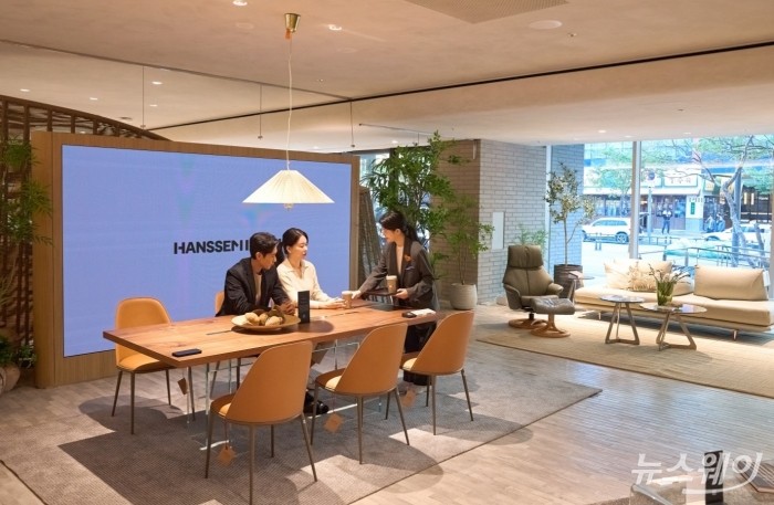 종합 홈 인테리어 전문기업 한샘이 지난 30일 부산 해운대구 센텀시티에 '한샘 플래그십 부산센텀'을 리뉴얼 오픈한 가운데 고객이 도무스(DOMUS) 전시 공간을 둘러보고 있다. 사진=한샘
