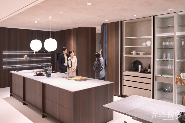 종합 홈 인테리어 전문기업 한샘이 지난 30일 부산 해운대구 센텀시티에 '한샘 플래그십 부산센텀'을 리뉴얼 오픈한 가운데 고객이 프리미엄 키친 브랜드 '키친바흐'를 살펴보고 있다. 사진=한샘