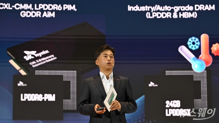 곽노정 SK하이닉스 대표이사가 3일 오전 서울 강남구 코엑스에서 열린 'SK AI 서밋 2025'에서 'AI 시대, SK하이닉스가 그리는 새로운 비전과 기술' 주제로 기조연설을 하고 있다. 사진=강민석 기자 kms@newsway.co.kr