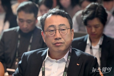 '前·現 SKT 대표 한 자리에'···정재헌 기조연설 경청하는 유영상