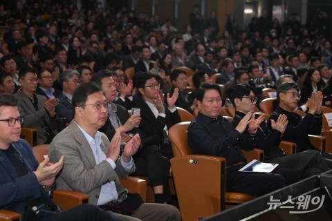 'SK AI 서밋 2025' 참석해 박수치는 최태원·최재원 형제