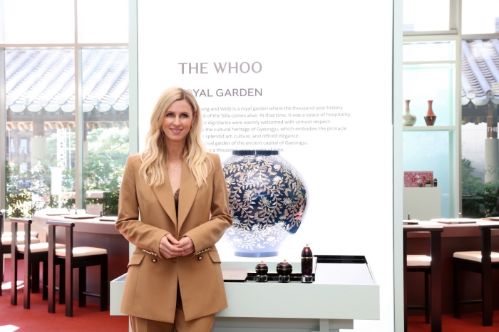 LG생활건강 더후 아트 헤리티지 라운지 행사장을 방문한 니키 힐튼. 사진=LG생활건강