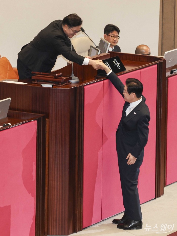 이재명 대통령이 4일 오전 서울 여의도 국회 본청에서 728조 원 규모의 내년도 정부 예산안에 대한 시정연설을 마친 뒤 우원식 국회의장과 악수를 하고 있다. 사진=국회사진기자단