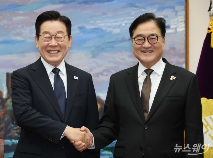 이재명 대통령이 4일 오전 서울 여의도 국회에서 728조 원 규모의 내년도 정부 예산안에 대한 시정연설을 하기 위해 본회의장으로 참석하기 앞서 국회의장접견실로 찾아 우원식 국회의장과 악수를 하고 있다. 사진=국회사진기자단