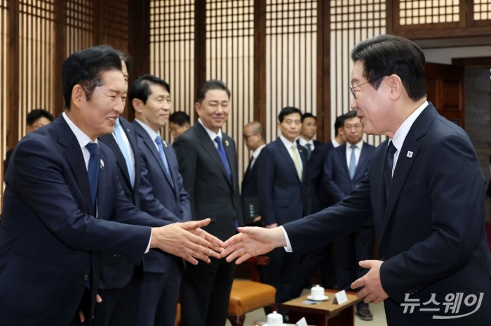 이재명 대통령이 4일 오전 서울 여의도 국회에서 728조 원 규모의 내년도 정부 예산안에 대한 시정연설을 하기 위해 본회의장으로 참석하기 앞서 우원식 국회의장과 환담 전 정청래 더불어민주당 대표와 악수를 하고 있다. 사진=국회사진기자단