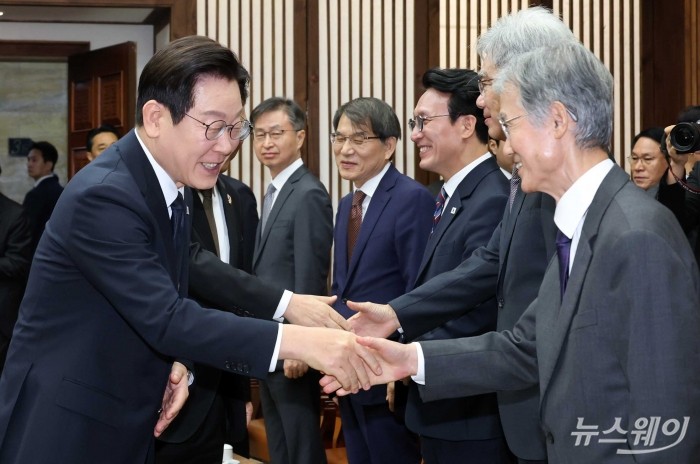 이재명 대통령이 4일 오전 서울 여의도 국회에서 728조 원 규모의 내년도 정부 예산안에 대한 시정연설을 하기 위해 본회의장으로 참석하기 앞서 우원식 국회의장과 환담 전 조희대 대법원장과 악수를 하고 있다. 사진=국회사진기자단