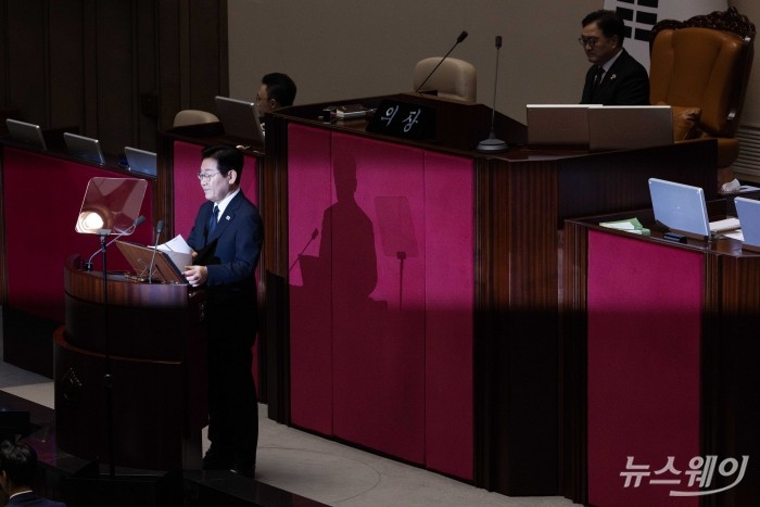 이재명 대통령이 4일 오전 서울 여의도 국회 본회의장에서 728조 원 규모의 내년도 정부 예산안에 대한 시정연설을 하고 있다.