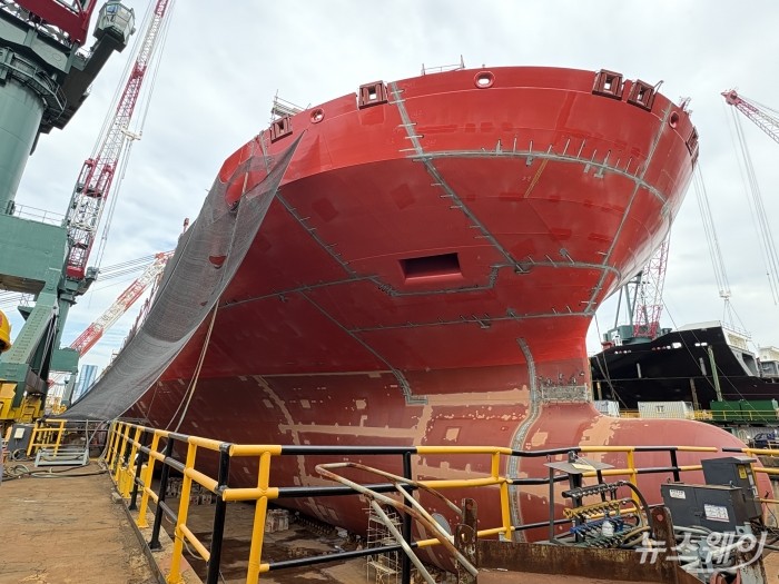 HJ중공업 부산 영도조선소에서 선박이 건조되고 있다. 사진=황예인 기자