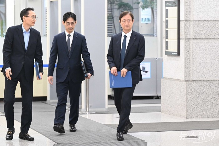 (오른쪽 첫 번째)이찬진 금융감독원장이 5일 오전 서울 여의도 금융감독원 본원에서 열린 금감원 경영진 '금융민원 상담 Day'에 참석하고자 상담장으로 들어서고 있다. 사진=강민석 기자 kms@newsway.co.kr