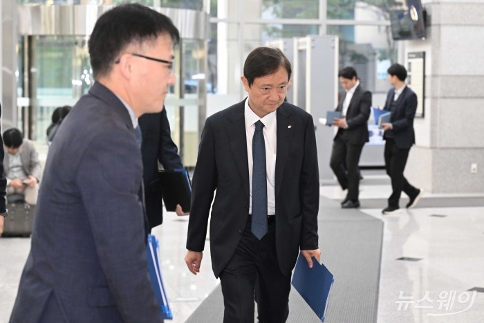 이찬진 금융감독원장이 5일 오전 서울 여의도 금융감독원 본원에서 열린 금감원 경영진 '금융민원 상담 Day'에 참석하고자 상담장으로 들어서고 있다. 사진=강민석 기자 kms@newsway.co.kr