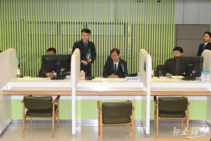 (중앙)이찬진 금융감독원장이 5일 오전 서울 여의도 금융감독원 본원에서 열린 금감원 경영진 '금융민원 상담 Day'에 참석해 민원인을 대기하고 있다. 사진=강민석 기자 kms@newsway.co.kr