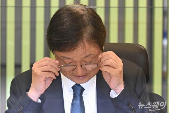 이찬진 금융감독원장이 5일 오전 서울 여의도 금융감독원 본원에서 열린 금감원 경영진 '금융민원 상담 Day'에 참석해 안경을 고쳐 쓰고 있다. 사진=강민석 기자 kms@newsway.co.kr