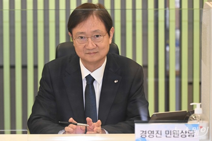 이찬진 금융감독원장이 5일 오전 서울 여의도 금융감독원 본원에서 열린 금감원 경영진 '금융민원 상담 Day'에 참석해 민원인을 대기하고 있다. 사진=강민석 기자 kms@newsway.co.kr