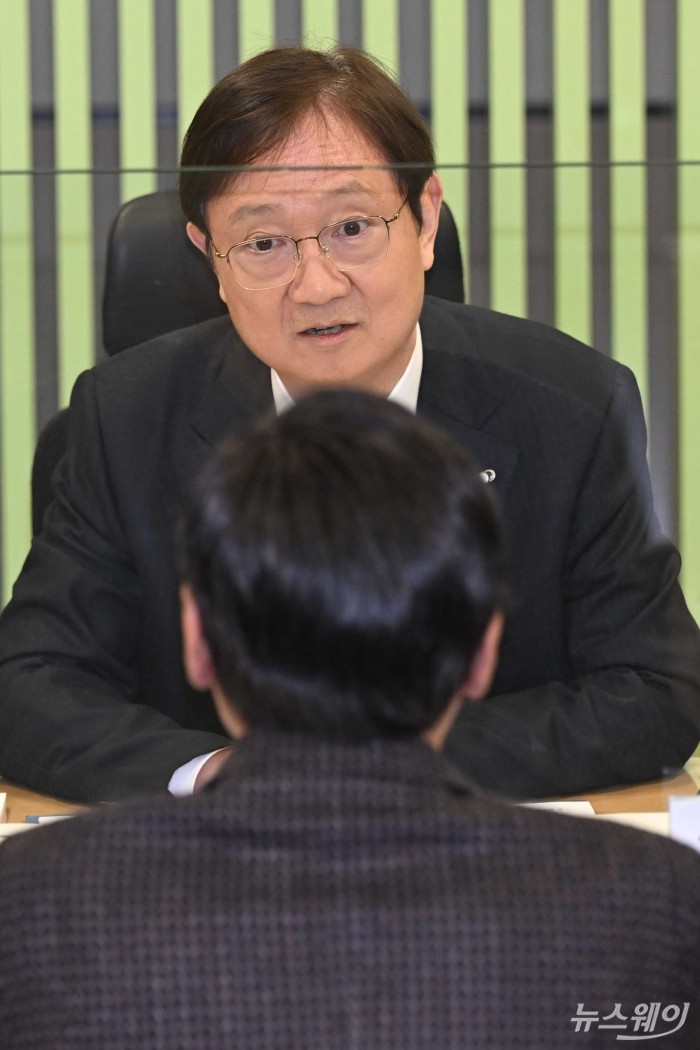 이찬진 금융감독원장이 5일 오전 서울 여의도 금융감독원 본원에서 열린 금감원 경영진 '금융민원 상담 Day'에 참석해 민원인과 상담을 하고 있다. 사진=강민석 기자 kms@newsway.co.kr