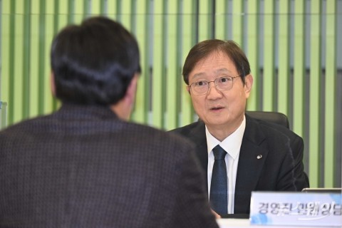 '금융민원 상담' 해주는 이찬진 금감원장