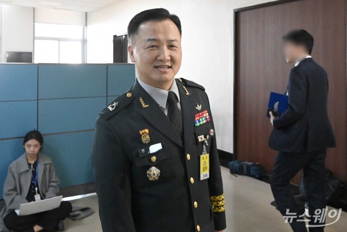 편무삼 국군방첩사령관 직무대리가 5일 오후 서울 여의도 국회 정보위원회에서 열린 국군방첩사령부에 대한 2025년도 국정감사에 출석하기 위해 국감장으로 향하며 미소를 짓고 있다. 사진=강민석 기자 kms@newsway.co.kr