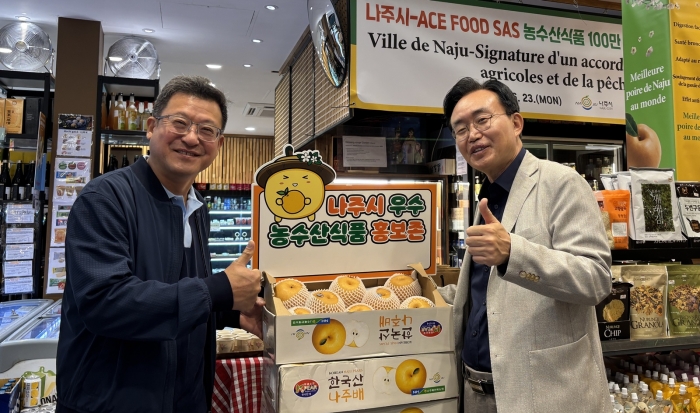 윤병태 나주시장(오른쪽)은 지난 6월 프랑스 파리에서 현지 유통업체인 에이스푸드 이상효 대표와 100만 달러 규모의 농수산식품 수출협약을 체결하고 나주배 판촉 행사를 했다.