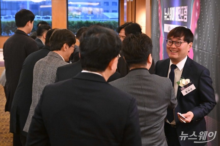 황의신 뉴스웨이 대표이사를 비롯한 임원들이 6일 오전 서울 중구 롯데호텔에서 'MZ와 소통해야 조직이 산다 - MZ세대와 제대로 소통하는 법' 주제로 열린 제3회 뉴스웨이 비전포럼에서 내빈들을 맞이하고 있다. 사진=강민석 기자 kms@newsway.co.kr