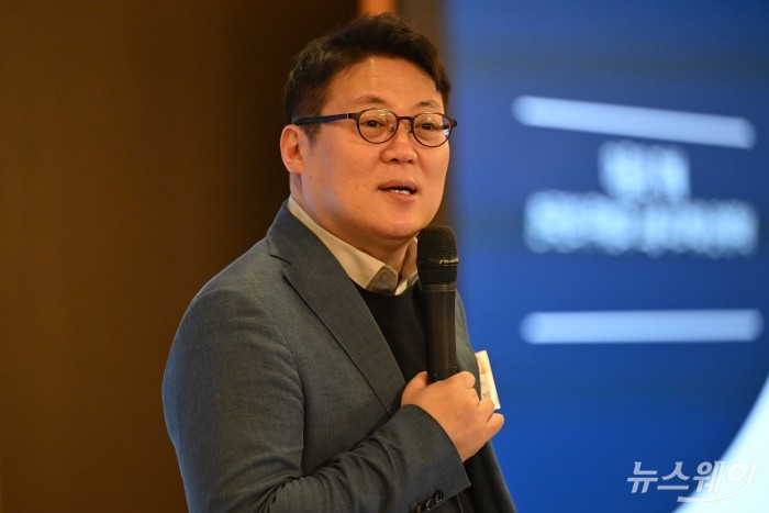 김경일 아주대학교 심리학과 교수가 6일 오전 서울 중구 롯데호텔에서 'MZ와 소통해야 조직이 산다 - MZ세대와 제대로 소통하는 법'을 주제로 열린 제3회 뉴스웨이 비전포럼에서 특별강연을 하고 있다. 사진=강민석 기자 kms@newsway.co.kr