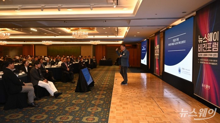 김경일 아주대학교 심리학과 교수가 6일 오전 서울 중구 롯데호텔에서 'MZ와 소통해야 조직이 산다 - MZ세대와 제대로 소통하는 법'을 주제로 열린 제3회 뉴스웨이 비전포럼에서 특별강연을 하고 있다. 사진=강민석 기자 kms@newsway.co.kr