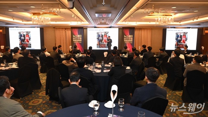 김경일 아주대학교 심리학과 교수가 6일 오전 서울 중구 롯데호텔에서 'MZ와 소통해야 조직이 산다 - MZ세대와 제대로 소통하는 법'을 주제로 열린 제3회 뉴스웨이 비전포럼에서 특별강연을 하고 있다. 사진=강민석 기자 kms@newsway.co.kr