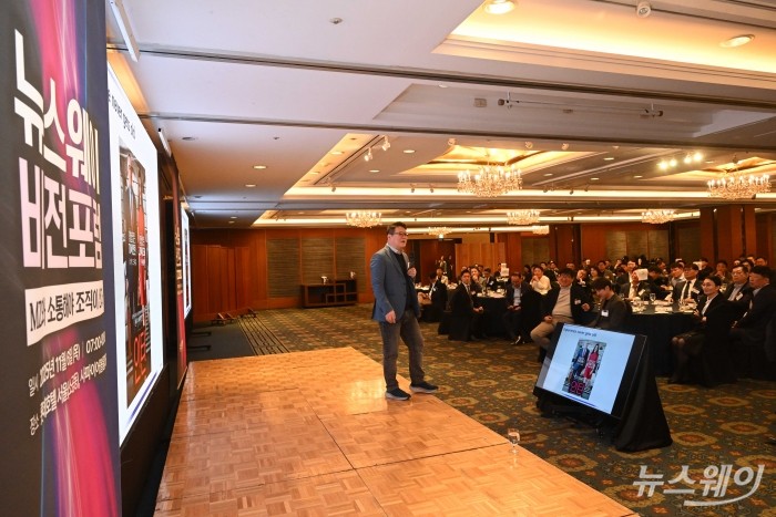 김경일 아주대학교 심리학과 교수가 6일 오전 서울 중구 롯데호텔에서 'MZ와 소통해야 조직이 산다 - MZ세대와 제대로 소통하는 법' 주제로 열린 제3회 뉴스웨이 비전포럼에서 특별강연을 하고 있다. 사진=강민석 기자 kms@newsway.co.kr