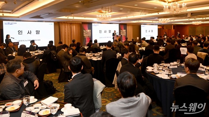 김종현 뉴스웨이 대표이사 회장이 6일 오전 서울 중구 롯데호텔에서 'MZ와 소통해야 조직이 산다 - MZ세대와 제대로 소통하는 법' 주제로 열린 제3회 뉴스웨이 비전포럼에서 인사말을 하고 있다. 사진=강민석 기자 kms@newsway.co.kr