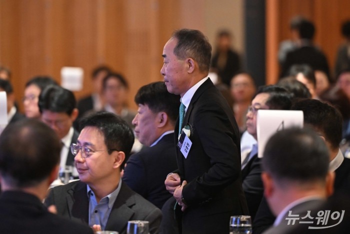 김종현 뉴스웨이 대표이사 회장이 6일 오전 서울 중구 롯데호텔에서 'MZ와 소통해야 조직이 산다 - MZ세대와 제대로 소통하는 법' 주제로 열린 제3회 뉴스웨이 비전포럼에서 인사말을 하기 위해 연단에 오르고 있다. 사진=강민석 기자 kms@newsway.co.kr