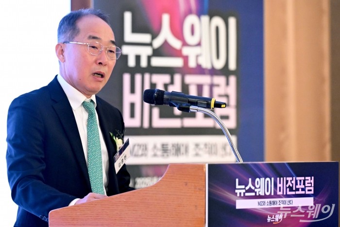 김종현 뉴스웨이 대표이사 회장이 6일 오전 서울 중구 롯데호텔에서 'MZ와 소통해야 조직이 산다 - MZ세대와 제대로 소통하는 법' 주제로 열린 제3회 뉴스웨이 비전포럼에서 인사말을 하고 있다. 사진=강민석 기자 kms@newsway.co.kr