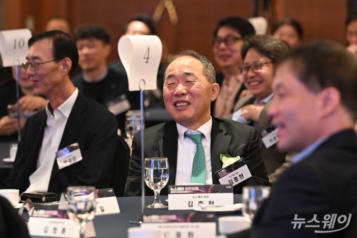 김종현 뉴스웨이 대표이사 회장을 비롯한 내빈들이 6일 오전 서울 중구 롯데호텔에서 'MZ와 소통해야 조직이 산다 - MZ세대와 제대로 소통하는 법' 주제로 열린 제3회 뉴스웨이 비전포럼에서 김경일 아주대학교 심리학과 교수의 특별강연을 경청 중 미소를 짓고 있다. 사진=강민석 기자 kms@newsway.co.kr