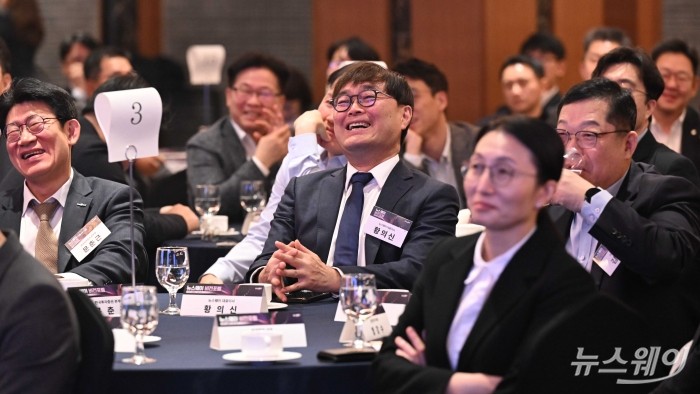 (중앙)황의신 뉴스웨이 대표이사를 비롯한 참석자들이 6일 오전 서울 중구 롯데호텔에서 'MZ와 소통해야 조직이 산다 - MZ세대와 제대로 소통하는 법' 주제로 열린 제3회 뉴스웨이 비전포럼에서 김경일 아주대학교 심리학과 교수의 특별강연을 경청 중 미소를 짓고 있다. 사진=강민석 기자 kms@newsway.co.kr