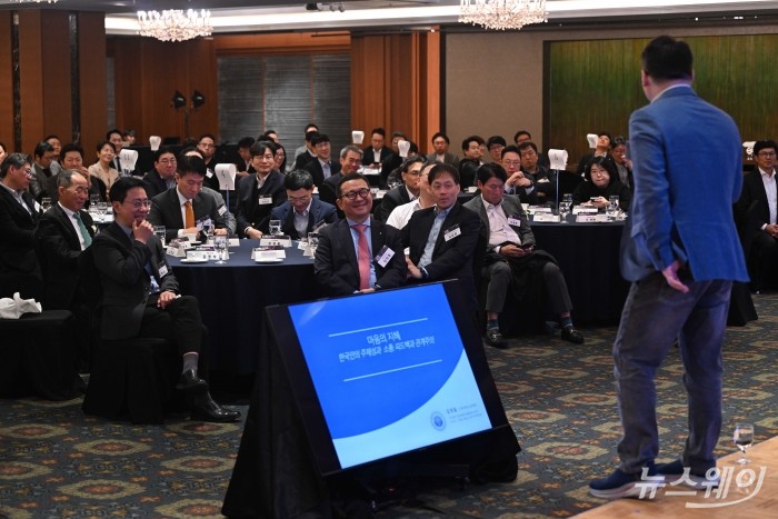 (시계방향으로 왼쪽 뒷 첫 번째)김종현 뉴스웨이 대표이사 회장을 비롯한 참석자들이 6일 오전 서울 중구 롯데호텔에서 'MZ와 소통해야 조직이 산다 - MZ세대와 제대로 소통하는 법' 주제로 열린 제3회 뉴스웨이 비전포럼에서 김경일 아주대학교 심리학과 교수의 특별강연을 경청 중 미소를 짓고 있다. 사진=강민석 기자 kms@newsway.co.kr