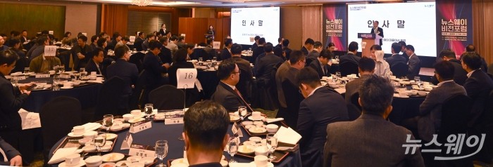 김종현 뉴스웨이 대표이사 회장이 6일 오전 서울 중구 롯데호텔에서 'MZ와 소통해야 조직이 산다 - MZ세대와 제대로 소통하는 법' 주제로 열린 제3회 뉴스웨이 비전포럼에서 인사말을 하고 있다. 사진=강민석 기자 kms@newsway.co.kr