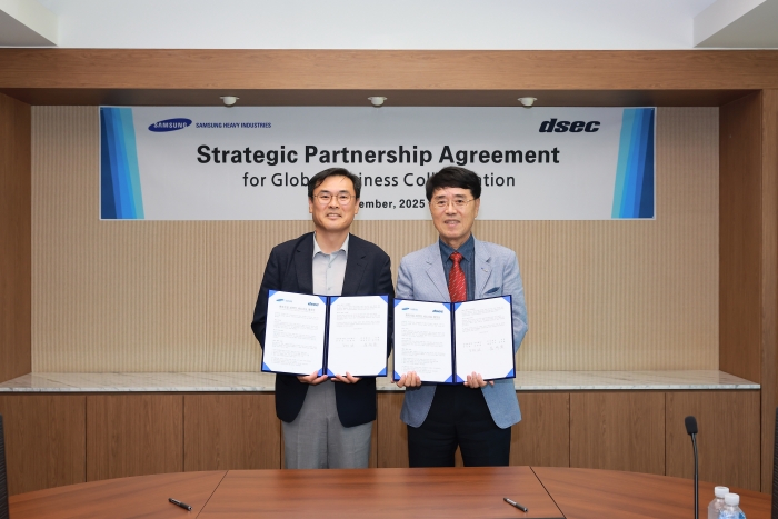 삼성중공업 김경희 부사장(왼쪽)과 윤석용 디섹 대표이사가 MOU를 체결하고 있다. 사진=삼성중공업 제공