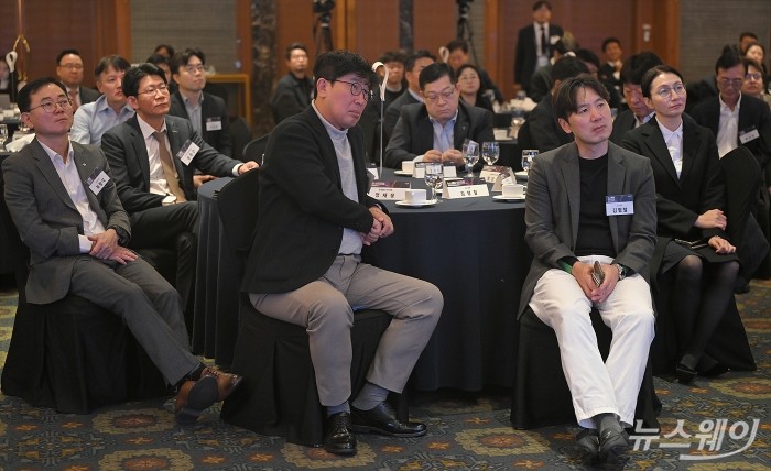 'MZ와 소통해야 조직이 산다 - MZ세대와 제대로 소통하는 법' 주제로 열린 제3회 뉴스웨이 비전포럼을 찾은 참석자들이 6일 오전 서울 중구 롯데호텔에서 김경일 아주대학교 심리학과 교수의 특별강연을 경청하고 있다. 사진=이수길 기자 Leo2004@newsway.co.kr