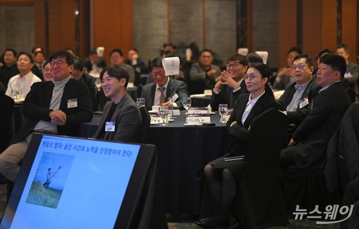 'MZ와 소통해야 조직이 산다 - MZ세대와 제대로 소통하는 법' 주제로 열린 제3회 뉴스웨이 비전포럼을 찾은 참석자들이 6일 오전 서울 중구 롯데호텔에서 김경일 아주대학교 심리학과 교수의 특별강연을 경청하고 있다. 사진=이수길 기자 Leo2004@newsway.co.kr