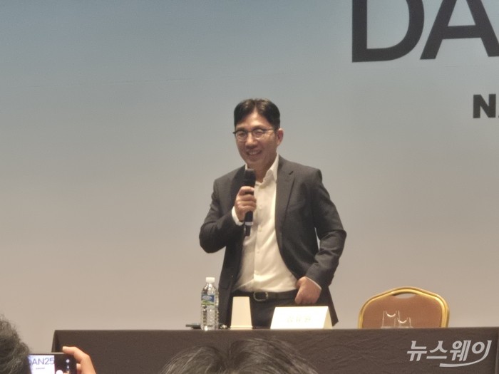 김유원 네이버클라우드 대표가 6일 오후 서울 코엑스 그랜드볼룸에서 팀네이버의 통합 컨퍼런스 '단25(DAN25)' 세션 후 기자간담회를 진행하고 있다. 사진=유선희 기자
