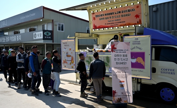광주 '중앙공원 롯데캐슬 시그니처' 입주예정자협의회(임예협)가 롯데건설 현장 근로자들을 응원하기 위해 커피차 행사를 진행하고 있다. 사진=롯데건설