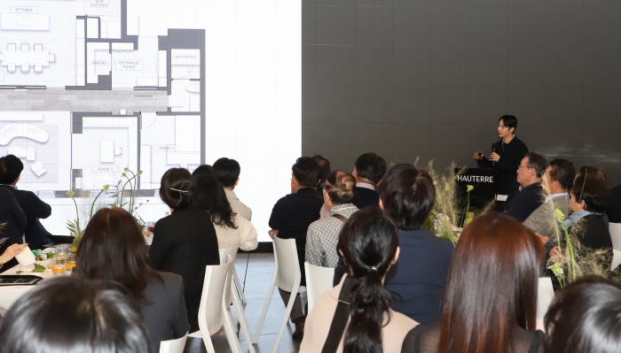 포스코이앤씨의 하이엔드 인테리어 상품 '아틀리에 에디션' 런칭 행사에서 양태오 작가가 디자인을 소개하고 있다. 사진=포스코이앤씨